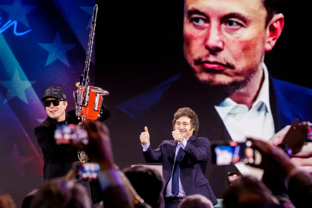 Musk holding a chainsaw gifted by Javier Milei