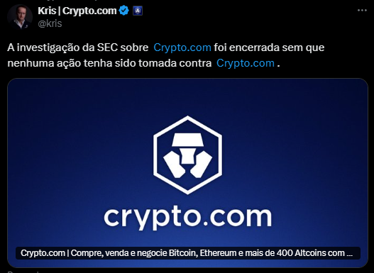 A imagem mostra uma notícia sobre o encerramento da investigação da SEC (Comissão de Valores Mobiliários dos Estados Unidos) contra a plataforma Crypto.com, sem que nenhuma ação tenha sido tomada contra a empresa. Abaixo do título, há o logotipo e o nome da plataforma, seguido pela descrição ’Compre, venda e negocie Bitcoin, Ethereum e mais de 400 Altcoins com...’, indicando os serviços oferecidos pela Crypto.com.