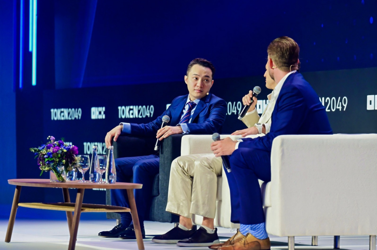 孙宇晨主持Token 2049峰会对谈环节,与特朗普次子共话金融自由与去中心化未来