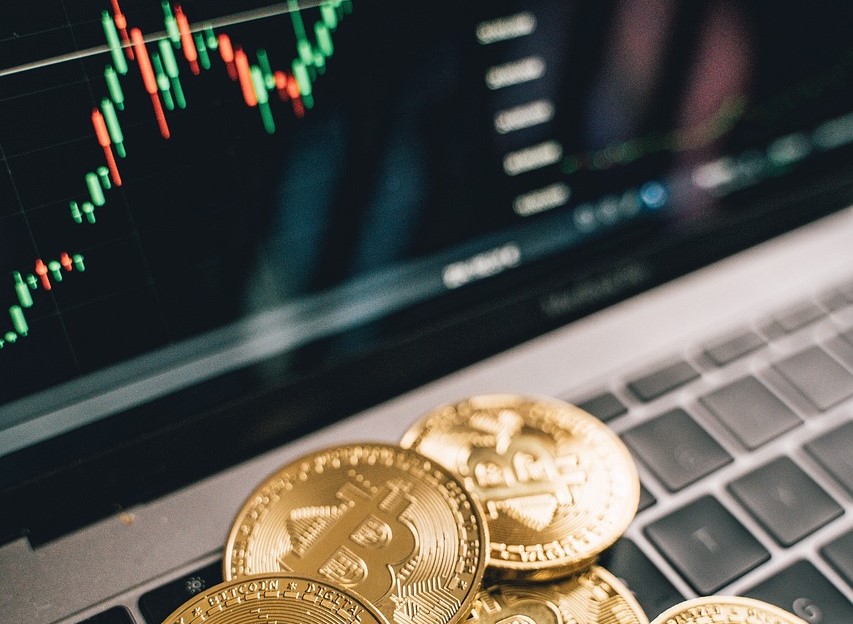 Bitcoin Holds Above $105K After $1B Weekend Liquidation Shock