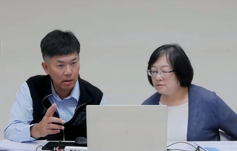 優群總經理劉興義（左起）、財務長范玉真今天出席線上法說會。（圖取自直播）