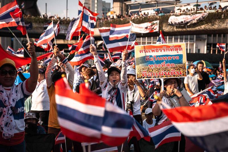 泰國政經動盪。圖為曼谷抗議者上街遊行，要求已停職的總理貝東塔辭職負責。（歐新社）