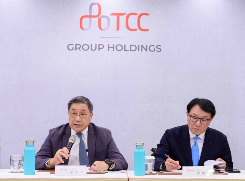 台泥企業團三元能源科技火災發生至今剛好滿月，台泥（1101）董事長張安平（左）今晚表示，這場火，燒的不僅是1座電池工廠，更是對台泥、對台灣新興電芯產業的一場嚴肅叩問，他直言，高階三元電芯的技術發展不能停止，台灣產業的綠色轉型，更不應該停滯，台泥的答案是「我們會面對挑戰」。（台泥提供）