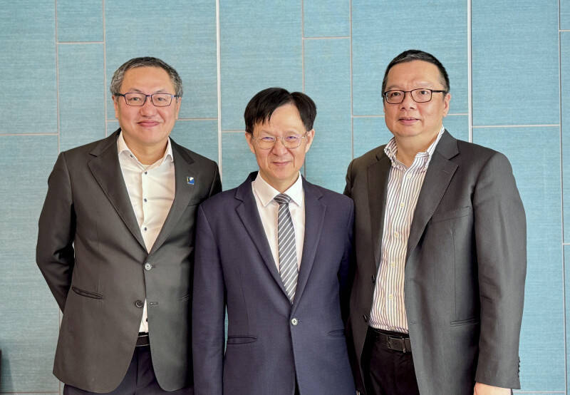 無塵室整合工程大廠聖暉*（5536）總經理賴銘崑（中），右為朋億*總經理馬蔚（右）與銳澤總經理周谷樺（左）。（公司提供）