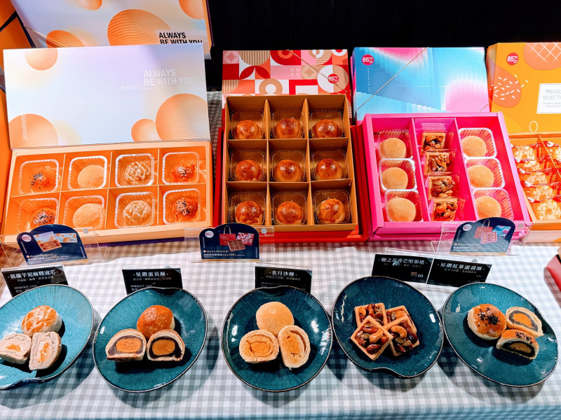 搶攻中秋節商機，以經營85℃崛起的美食-KY今年一口氣推出8款中秋禮盒。（記者楊雅民攝）