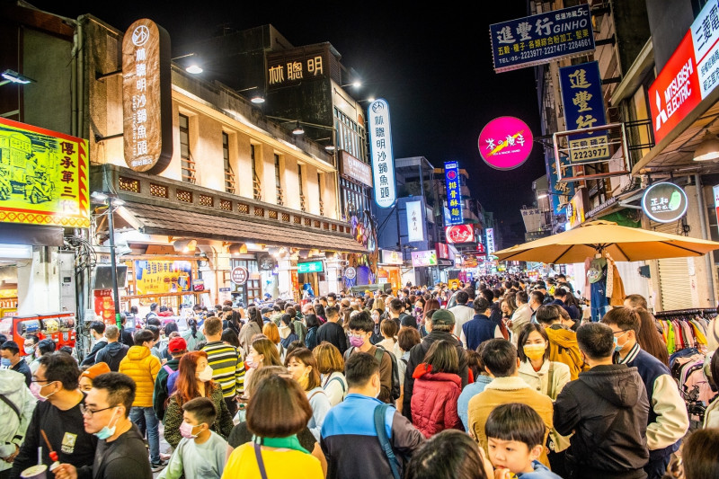 嘉義市家庭可支配所得達121萬元，嘉義市文化路、中正路每到假日湧現人潮。（嘉義市政府提供）