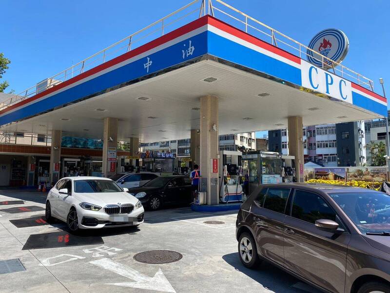 台灣中油公司宣布，自明（25日）凌晨零時起汽、柴油價格各調漲0.1元及0.4元。（示意圖，資料照）