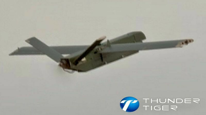 雷虎飛天刀無人機Striker自移動式彈射架起飛,搭載Auterion AI進行打擊。（雷虎提供