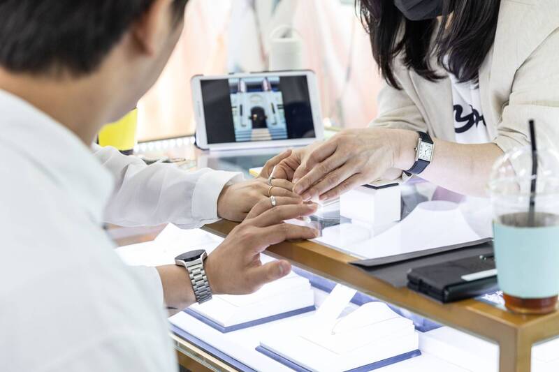 日韓跨國婚姻數字的激增，更深層的背景在於「經濟」與「社會條件」的轉變。（示意圖，彭博）