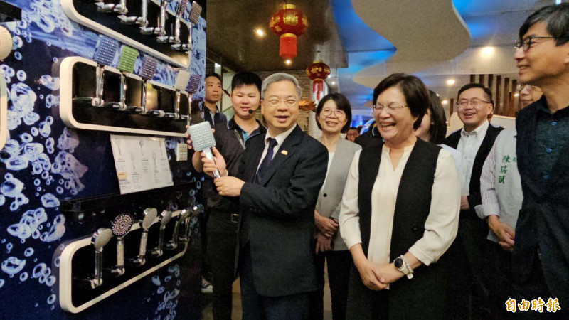 新上任經濟部長龔明鑫參訪彰化縣新吉利衛浴公司，稱讚台灣產品就是好。（記者劉曉欣攝）