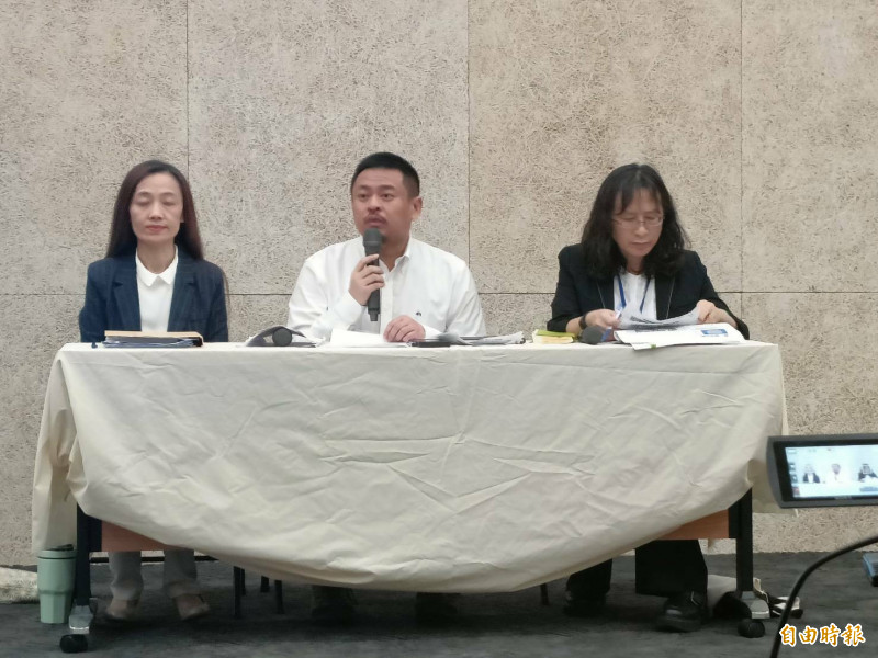 勞動部長洪申翰（中）今日主持勞動部《育嬰留停照顧彈性化》新制記者會。（記者李靚慧攝）