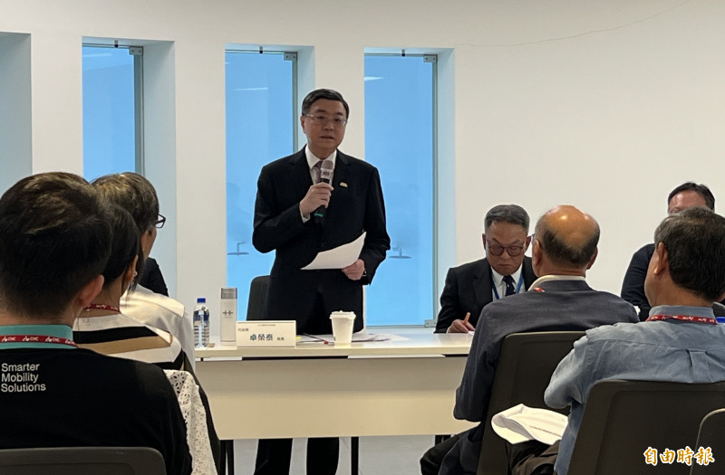 行政院長卓榮泰聽取自行車業者心聲。（記者廖耀東攝）