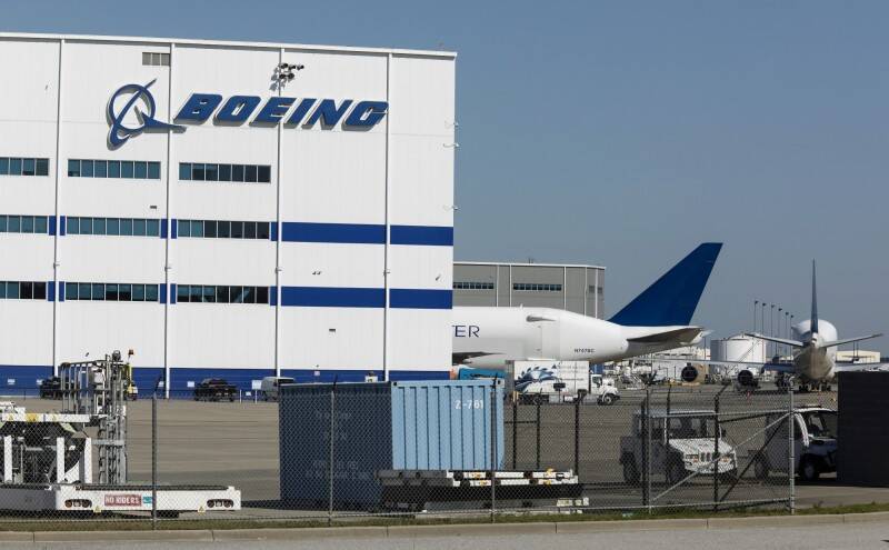 波音CEO警告，777X飛機認證或再延遲，恐影響財務。（彭博）