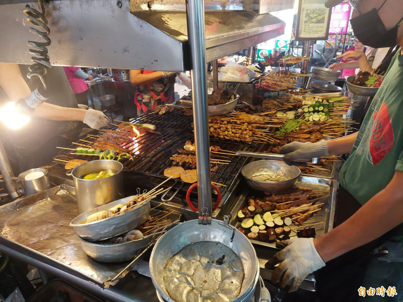 高雄市設有稅籍的餐食攤販全台最多。（記者侯承旭攝）