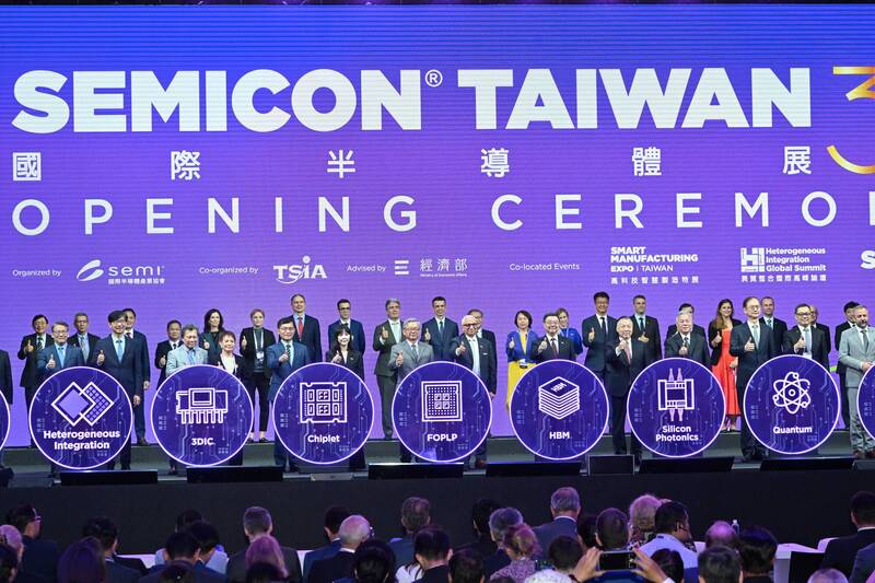 今年的SEMICON Taiwan吸引17個國家設立國家館，歷年之最。圖為行政院長卓榮泰出席SEMICON Taiwan 2025開幕式，會後在台上與所有來賓合影。（資料照，記者田裕華攝）