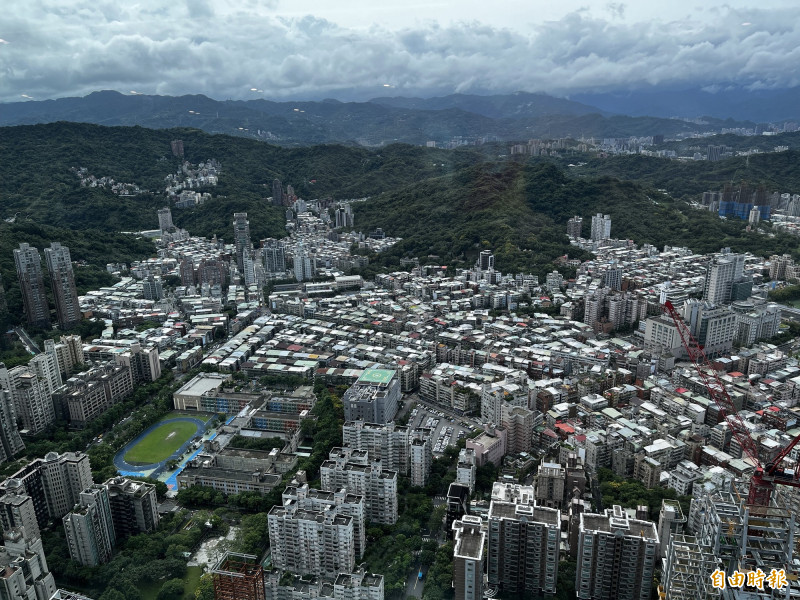 由於建商普遍縮手推案，手上儲備案源去化減緩，自然不想再出手獵地。（記者徐義平攝）