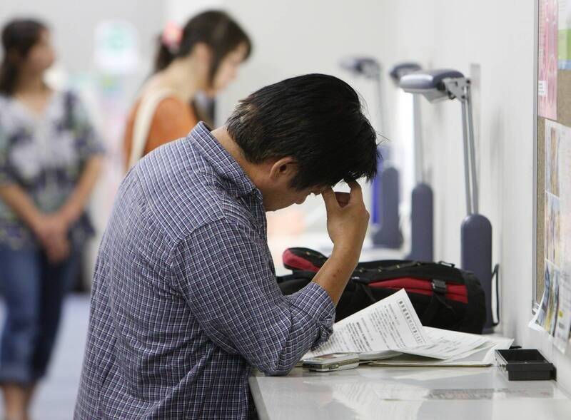 一名失業副總裁投了上千份履歷都石沉大海，身心承受極大壓力。示意圖。（彭博）