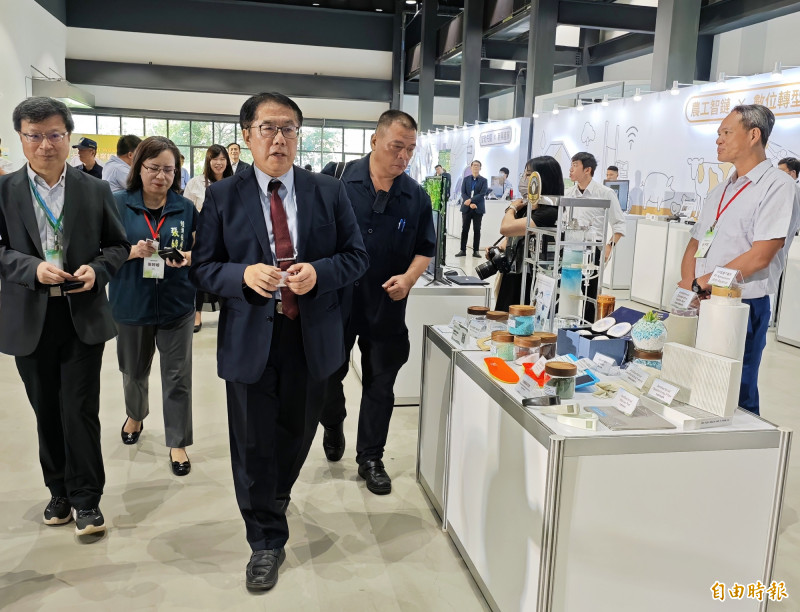 台南市長黃偉哲出席工研院機器人與無人機產業創新論壇時，宣布沙崙生態科學園區獲准的好消息。（記者吳俊鋒攝）