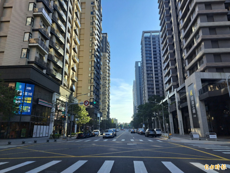 買房買雙車位自用可同享2‰地價稅自住優惠，新竹市稅務局提醒9/22前申請，當年即可省4倍稅金。（記者洪美秀攝）