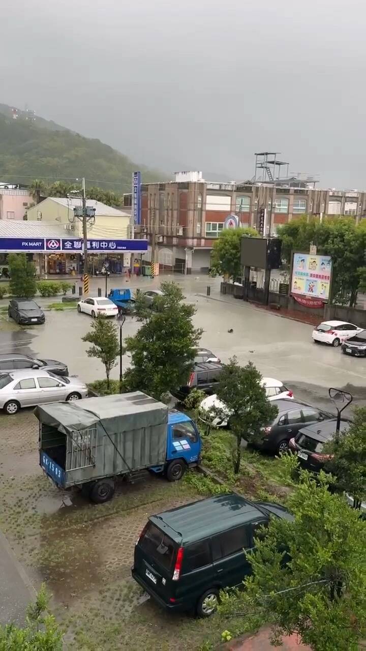 花蓮光復鄉市區全聯超商門口淹水。（記者花孟璟攝）
