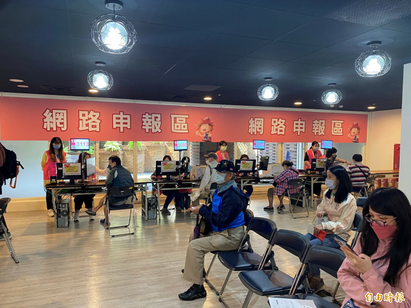 財政部說表示，近年來政府致力減輕民眾租稅負擔，單身上班族租屋自住，年所得62.6萬元以下免繳稅。（資料照）
