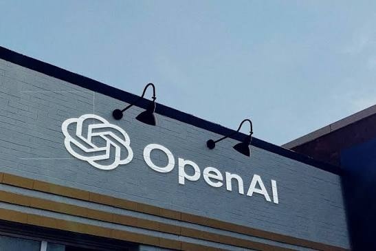 Последнее интервью Альтмана: почему OpenAI внезапно нажала на тормоза? Astra, потеря контроля над ИИ и планы IPO