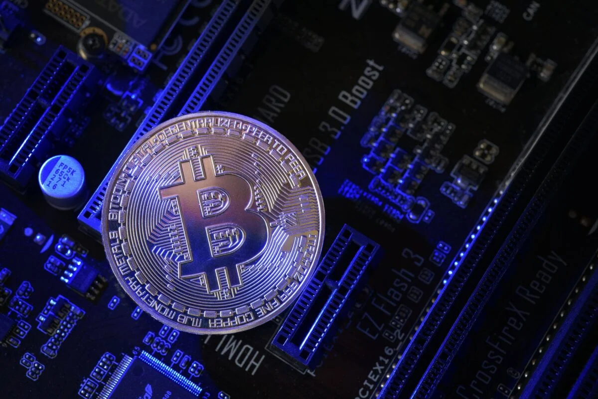 Bitcoin cae por debajo de 84.000 dólares por las tensiones entre EE. UU. e Irán