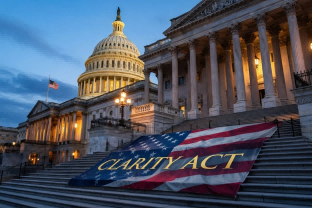 Votação da CLARITY Act é adiada após Lummis afirmar que alterações aos limites foram adicionadas