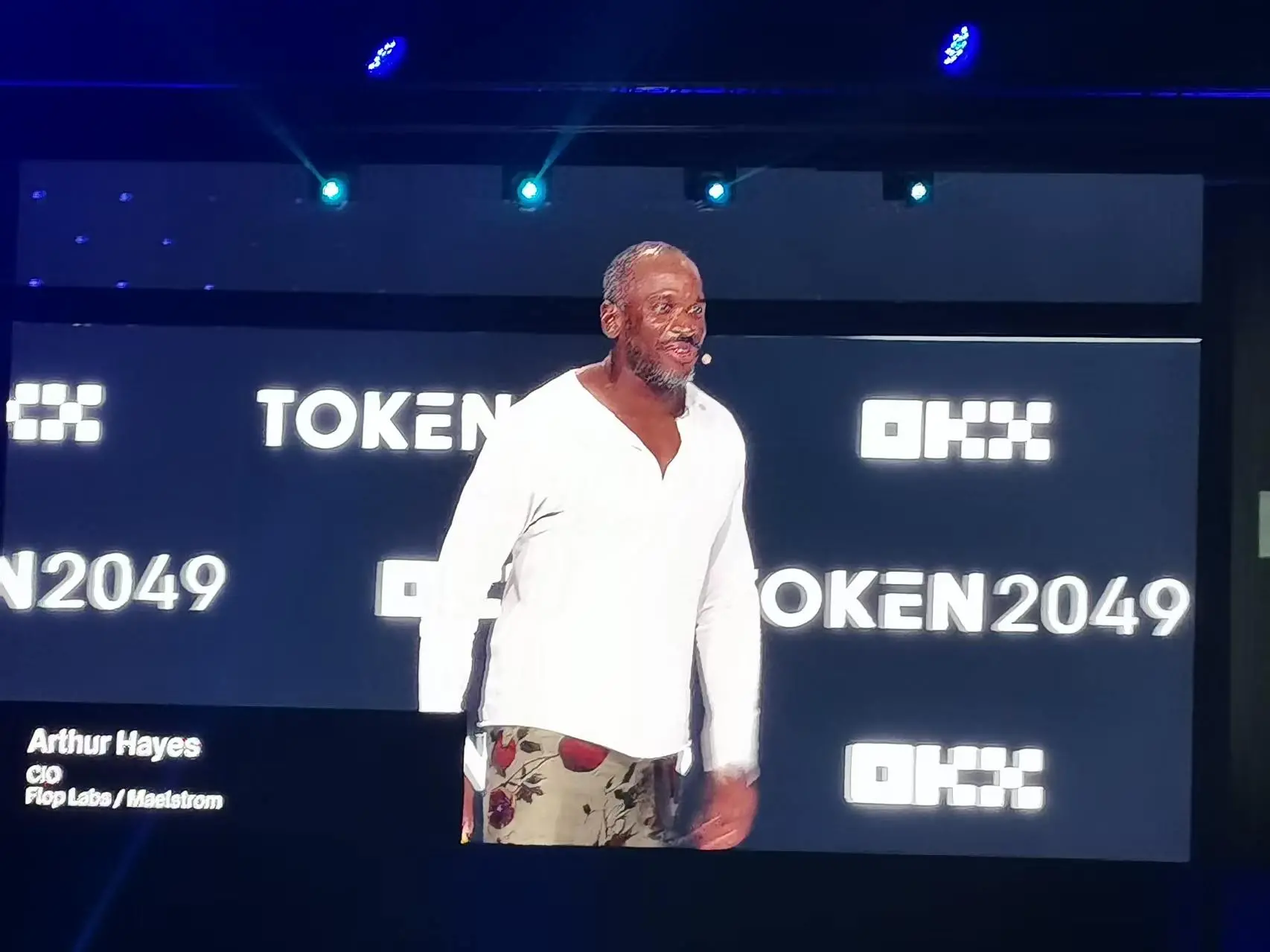 Полный текст выступления Артура Хейса на TOKEN2049: зачем ИИ-агентам нужна собственная новая валюта?